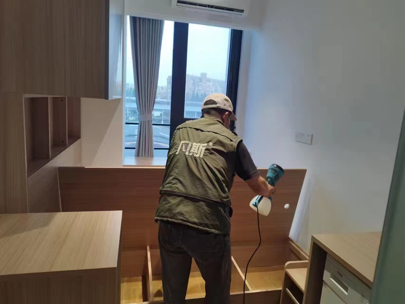 隔壁鄰居刷完墻面后味道很刺鼻，油漆涂料里含有甲醛嘛？