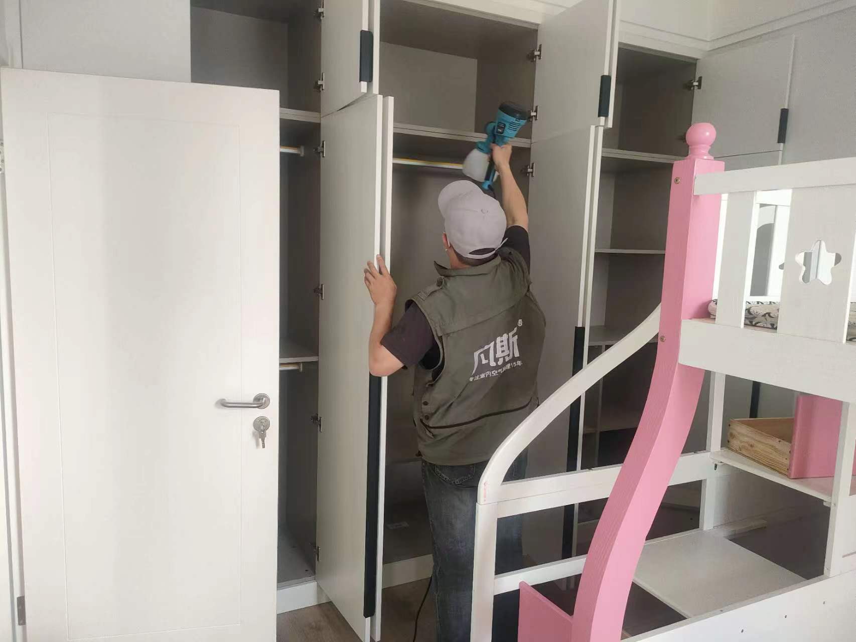 新買的衣柜味道很大，是不是甲醛超標(biāo)了